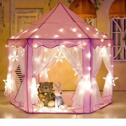 Tipi enfant en forme de château rose avec guirlande lumineuse et rideaux ouverts