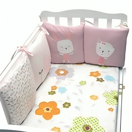 Sécurisez le sommeil de votre bébé avec notre Tour de lit bébé Sweet Pastel™. Protégez-le des chocs tout en apportant une touche de douceur et d'élégance à sa chambre.