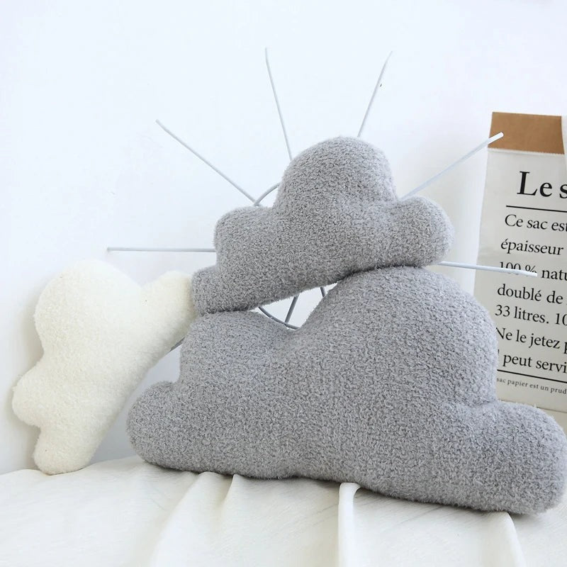 Coussin nuage design en peluche pour une décoration chaleureuse de chambre bébé.