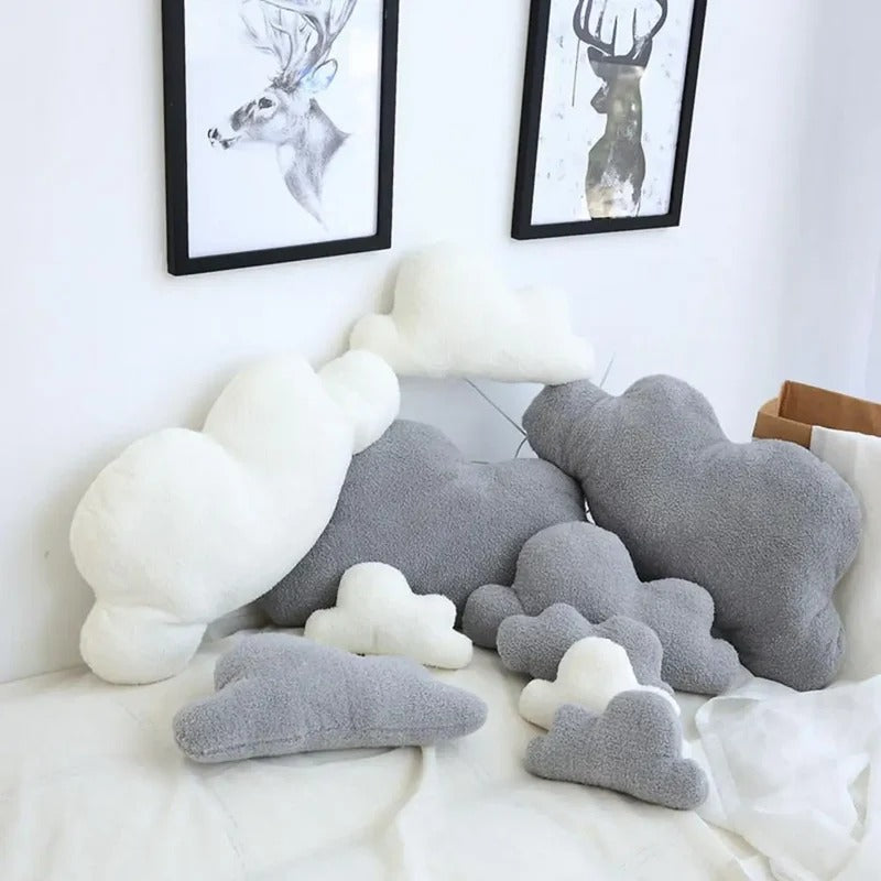 Coussin pour lit bébé nuage design en peluche ultra douce pour chambre bébé.