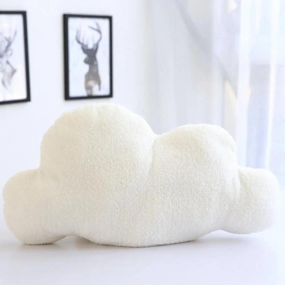 Coussin décoratif nuage design pour chambre bébé au style scandinave.