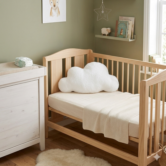 Coussin nuage style minimaliste en peluche ultra douce pour chambre bébé.
