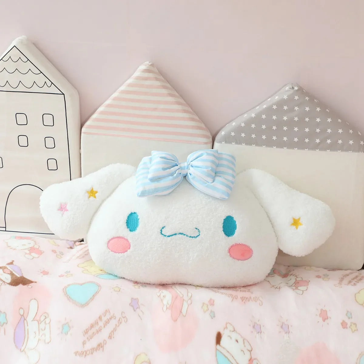 coussin en peluche pour bébé avec nuage blanc au style kawaii.