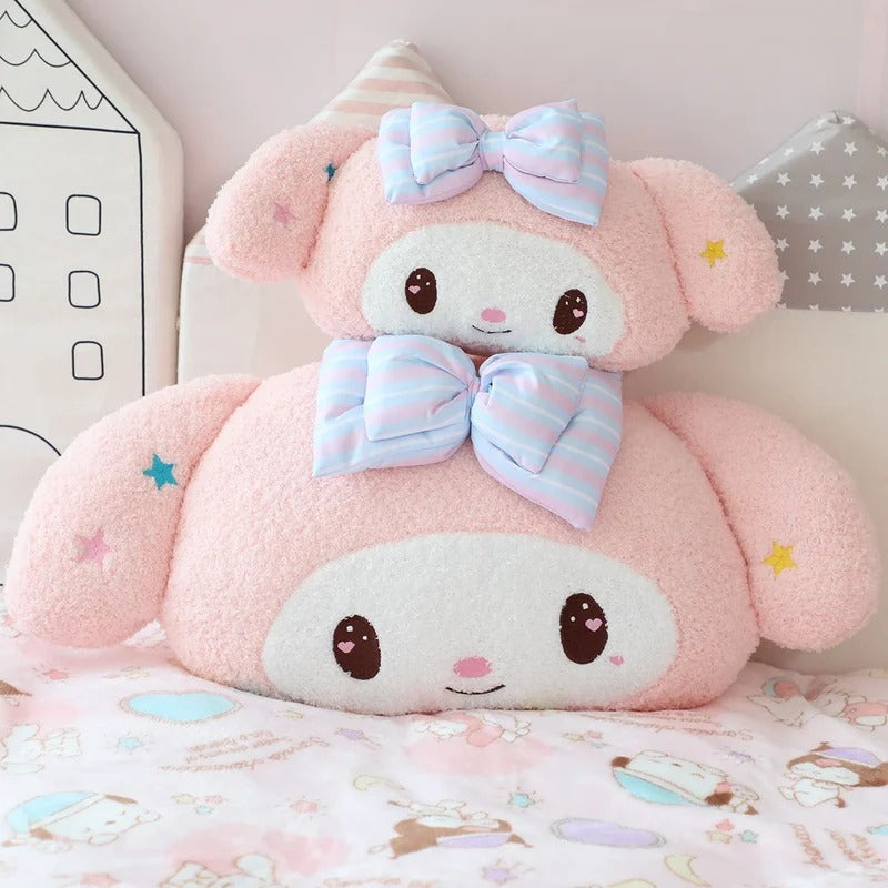 Coussins en peluche pour chambre de bébé, décoration kawaii douce et confortable.