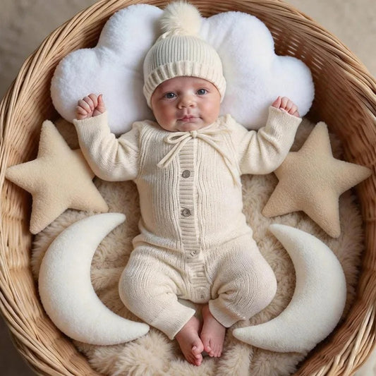 Décoration de chambre bébé univers céleste avec coussins en forme de lune, nuage et étoile