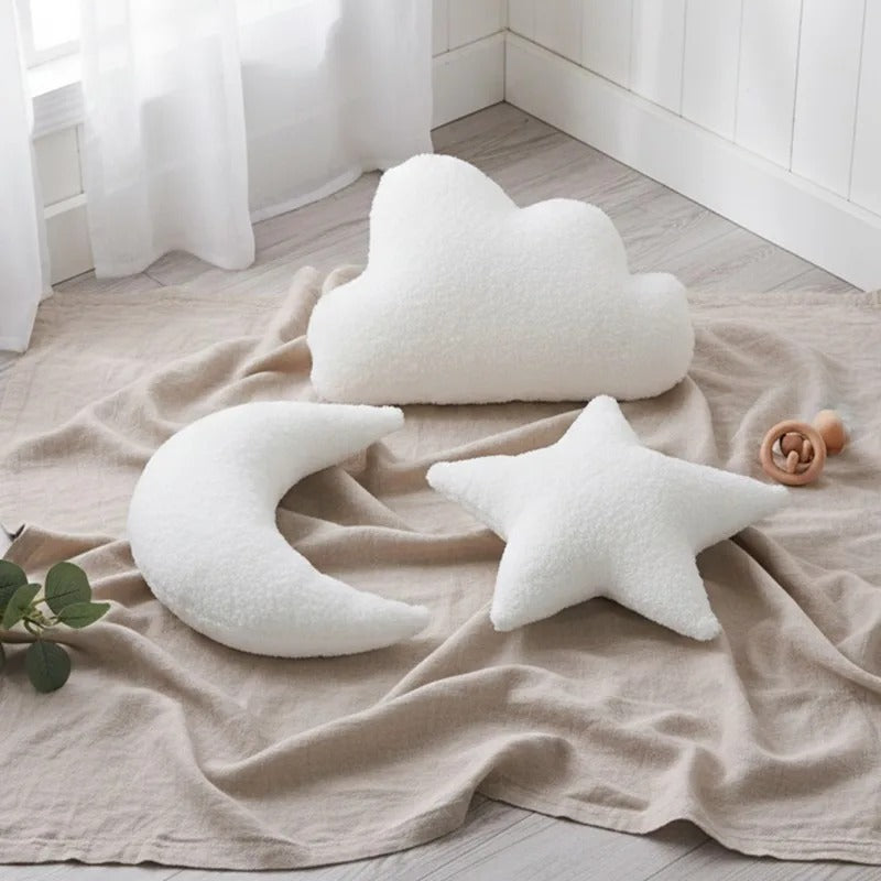Décoration chambre bébé univers élégant avec coussins décoratifs célestes
