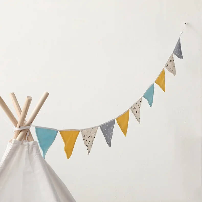 des drapeaux colorés au sommet, ambiance festive"

