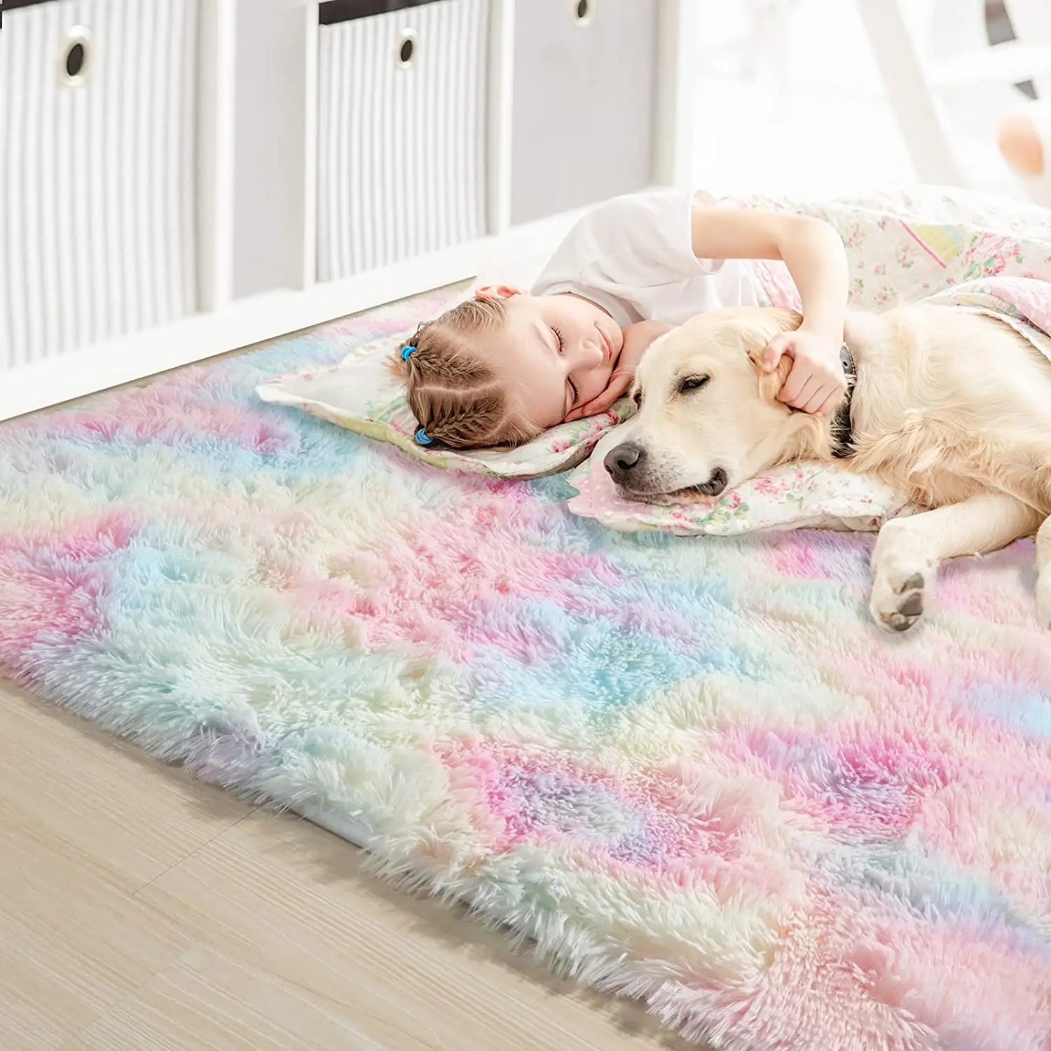 Enfant jouant joyeusement sur un tapis HairyRugs™, profitant du confort moelleux et sécurisé.