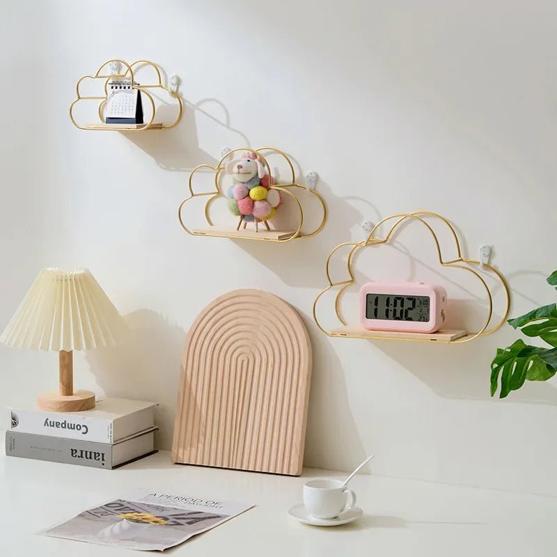 Détail de l’étagère en bois et métal KidWallShelf™, parfaite pour un rangement décoratif.