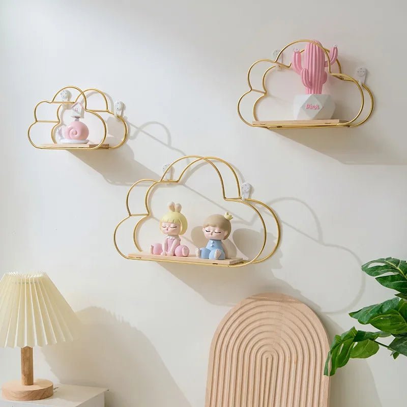 KidWallShelf™ – étagère nuage fixée au mur, supportant des jouets et livres pour enfants.