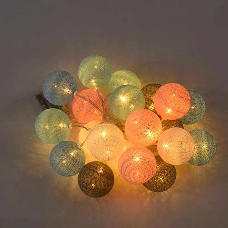 guirlandes lumineuses en boules, atmosphère féerique