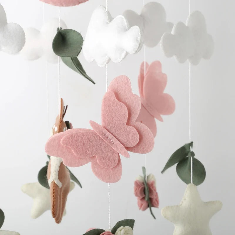 Mobile bébé fait main avec biche, fleurs roses et feuilles naturelles