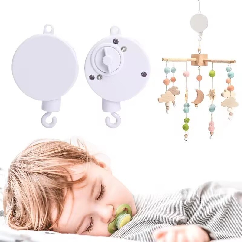 "Boîte à musique mobile bébé suspendue au-dessus d'un berceau, créant une ambiance apaisante pour le sommeil de l'enfant."