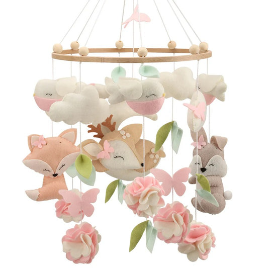 Faon suspendu en feutre dans mobile bébé décoratif thème forêt et nature pour chambre bébé