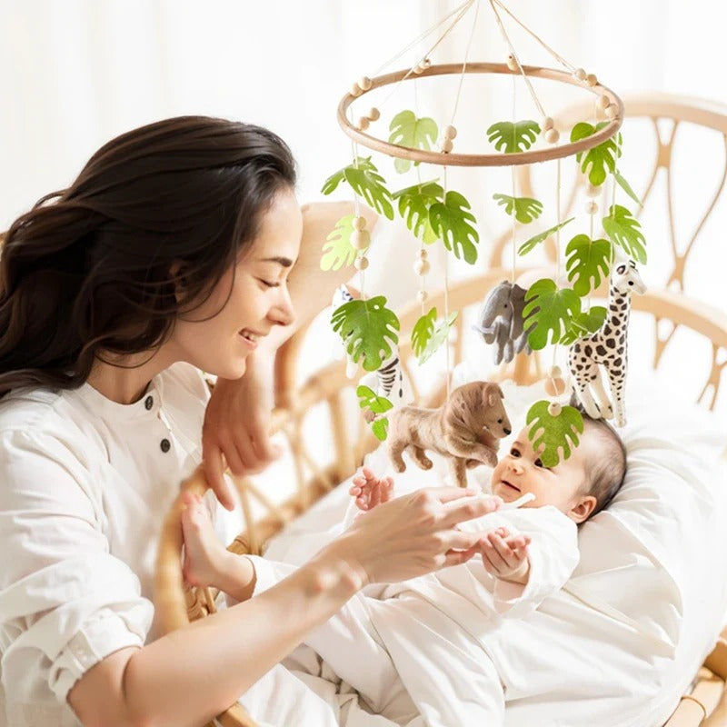 "Mobile bébé petit safari univers nature avec animaux suspendus et décoration apaisante pour chambre bébé"