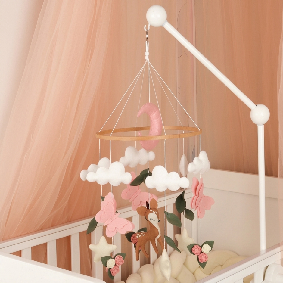 Mobile de lit bébé avec biche rose, papillons et décoration florale