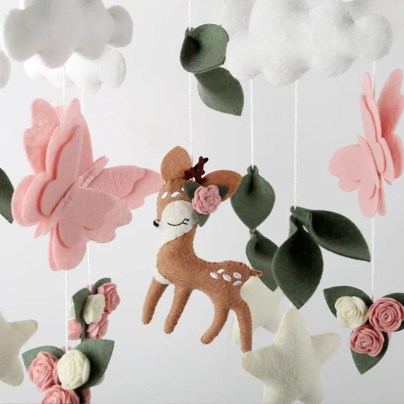 Mobile chambre bébé fille avec lune, nuages et étoiles douces