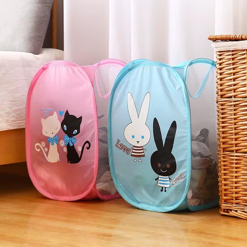 Panier de rangement pour jouets enfants posé dans une chambre avec parquet en bois