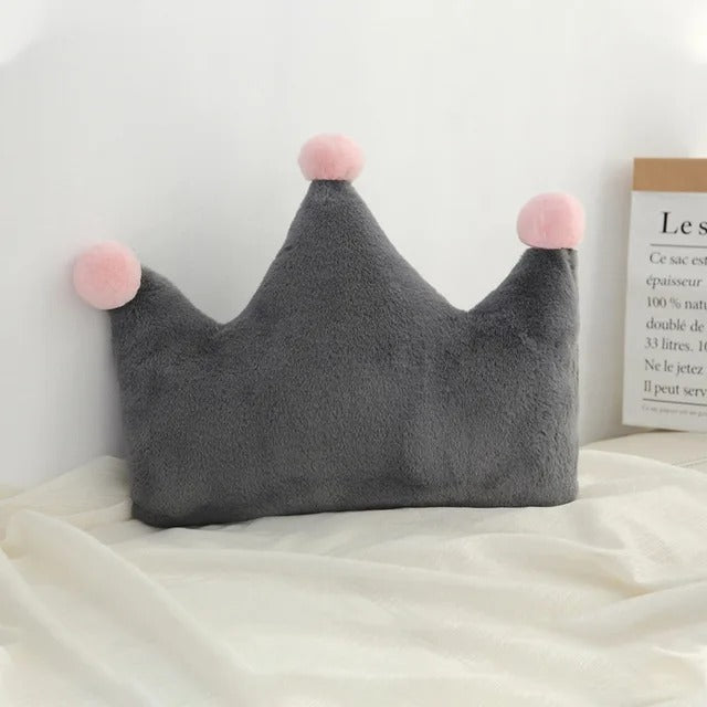 Petite couronne grise coussin bébé chambre moderne