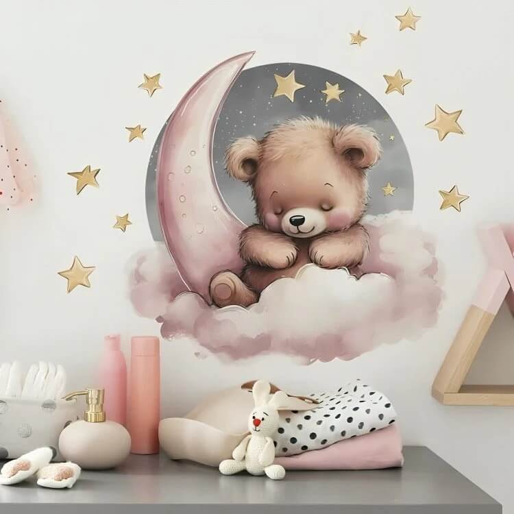 Sticker ourson entouré d’étoiles scintillantes pour une décoration murale apaisante.