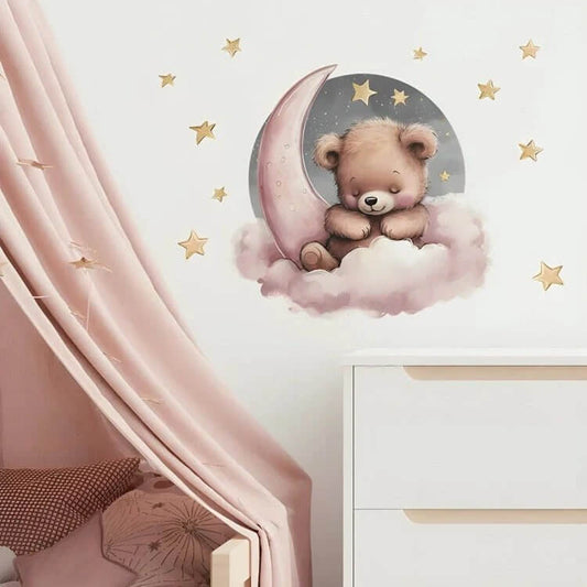 Chambre d’enfant décorée avec les Stickers Muraux Peaceful Moonlit Bear, ambiance douce et féerique.