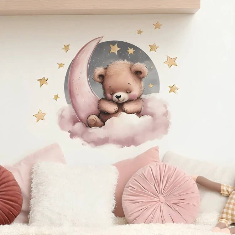 Sticker représentant un ourson endormi sur une lune, idéal pour créer une ambiance de rêve.