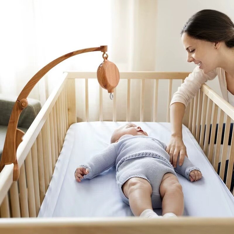 support en bois grainé allie esthétique et fonctionnalité, s'intégrant parfaitement dans la chambre de votre bébé tout en offrant une solution pratique pour diffuser de la musique apaisante