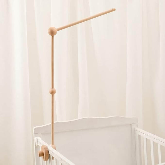 Support mobile bébé en bois dans une chambre douce et sécurisée.