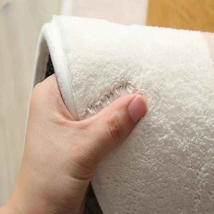 Surface douce et épaisse du tapis Cuddly Cloud idéale pour le jeu et les premiers pas de bébé dans sa chambre"