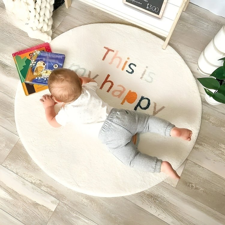 Bébé jouant en toute sécurité sur le tapis SoftWhirl dans sa chambre