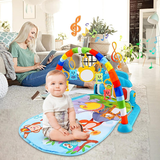Bébé  jouant sur un tapis d’éveil coloré Owl Friends™, avec arche sensorielle, piano musical et jouets suspendus.