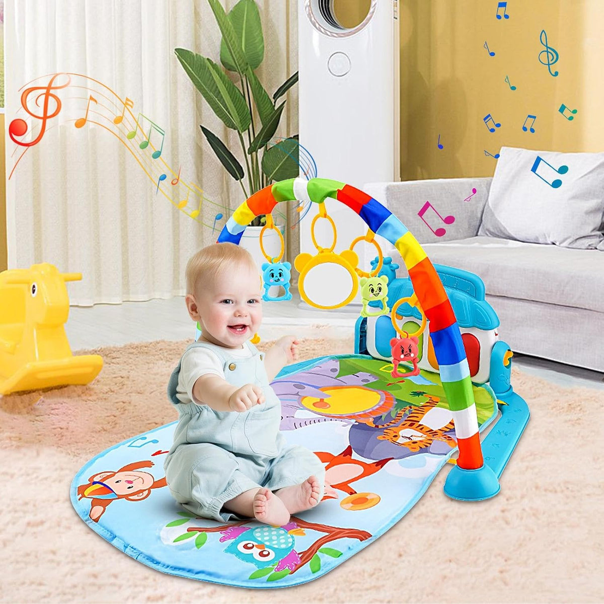 Bébé souriant jouant sur un tapis d’éveil coloré Owl Friends™, avec arche sensorielle, piano musical et jouets suspendus.