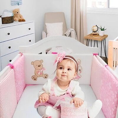 Tour De Lit Bébé BunnyBear™  offre une protection complète grâce à ses six pièces de 30x30 cm, sécurisant le berceau contre les chocs et les chutes