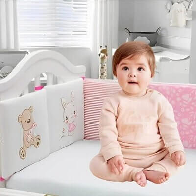 Tour De Lit Bébé BunnyBear™  offre protection et confort dès la naissance, s'adaptant au développement de votre bébé pour un sommeil serein à chaque étape.