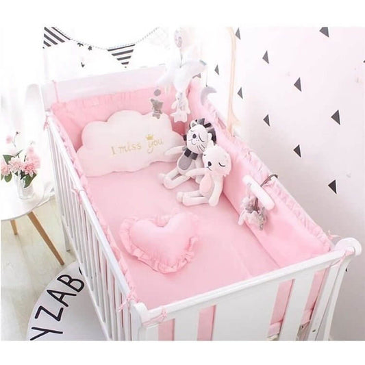 Tour de lit bébé apaisant PinkCocoon, idéal pour un sommeil serein et sécurisé.
