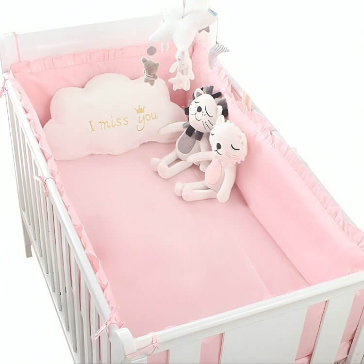 Protection et confort dans chaque détail avec le tour de lit bébé PinkCocoon™
