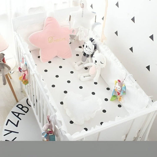 Tour de Lit Bébé SnowyCocoon™ - doux et respirant, 100% coton, pour un confort optimal de votre bébé.