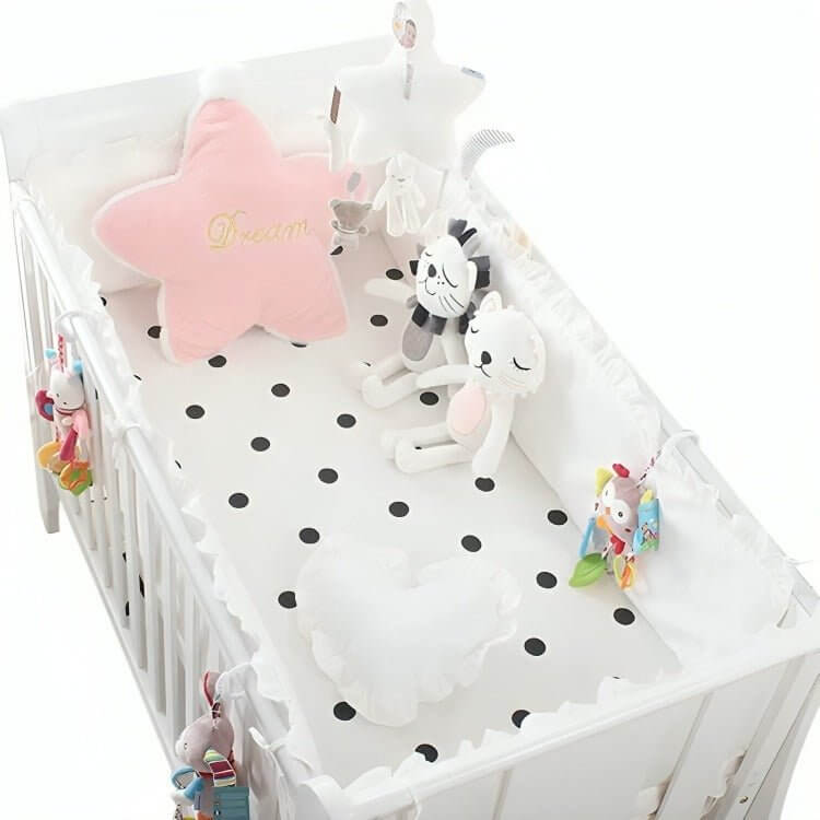 Le Tour de Lit Bébé SnowyCocoon™ est le compromis idéal entre protection, confort et style. 