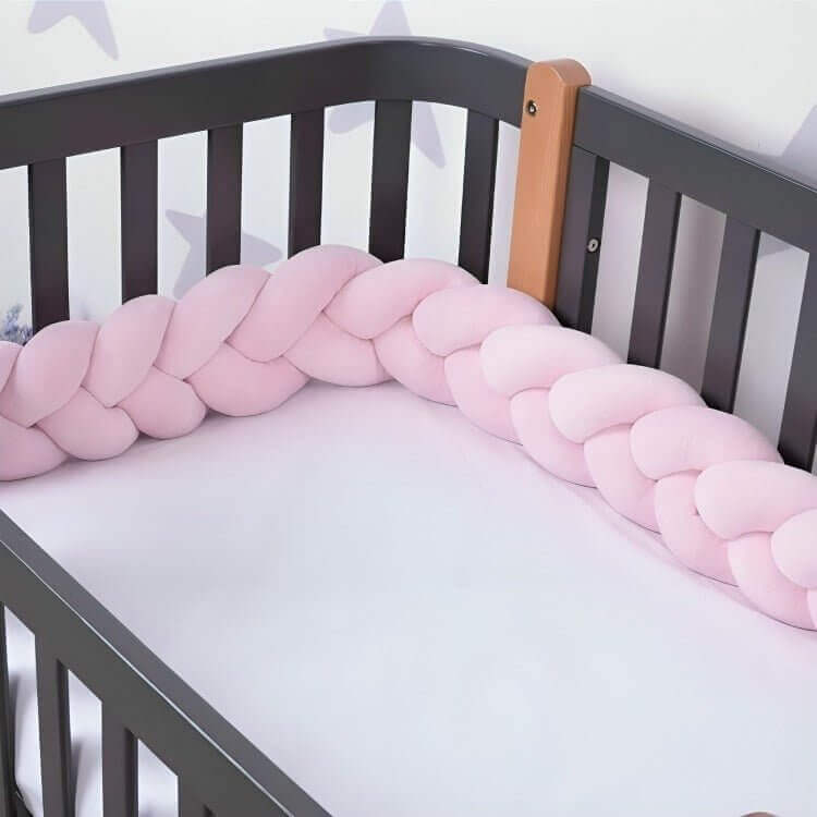 Le Tour de Lit Tressé - BlushPink™ résout ce problème en créant un environnement de sommeil sûr et confortable