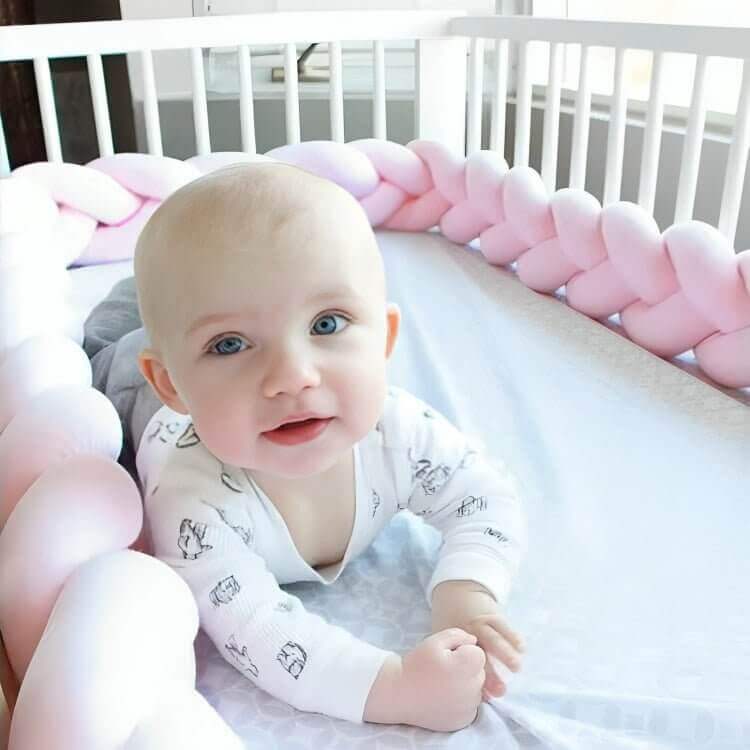 Douillet et ajustable, il sécurise le sommeil de bébé tout en ajoutant une touche élégante à sa chambre.
