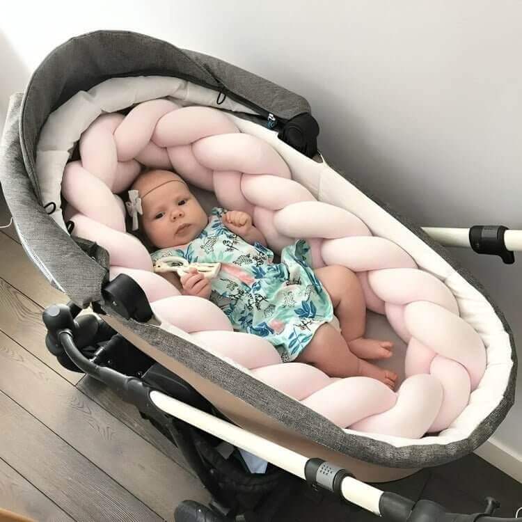 Avec sa teinte BlushPink et son design tressé, il allie protection et élégance pour une chambre de bébé tendance et raffinée.
