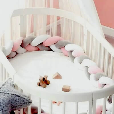 Tresse De Lit Bébé - Graypearl Pink™ C'est l'accessoire idéal pour créer un espace apaisant et esthétique, propice au bien-être de votre enfant.
