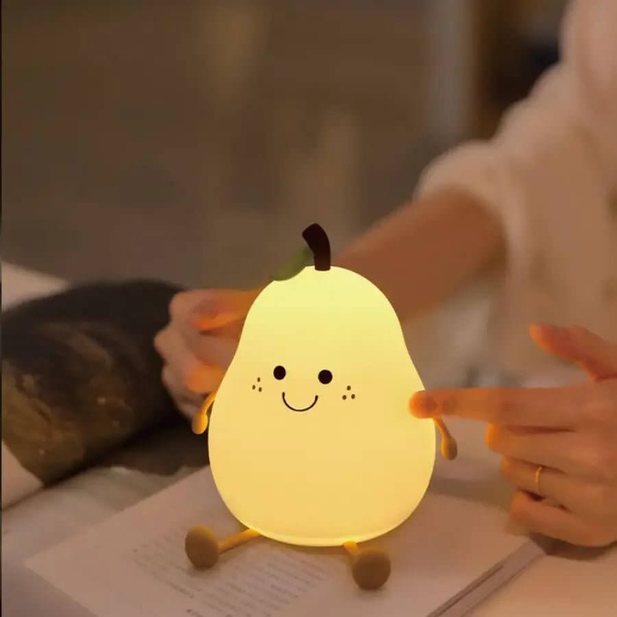 La Veilleuse Bébé - GlowPear  offrant juste assez de lumière pour vous guider sans perturber le sommeil de votre enfant.