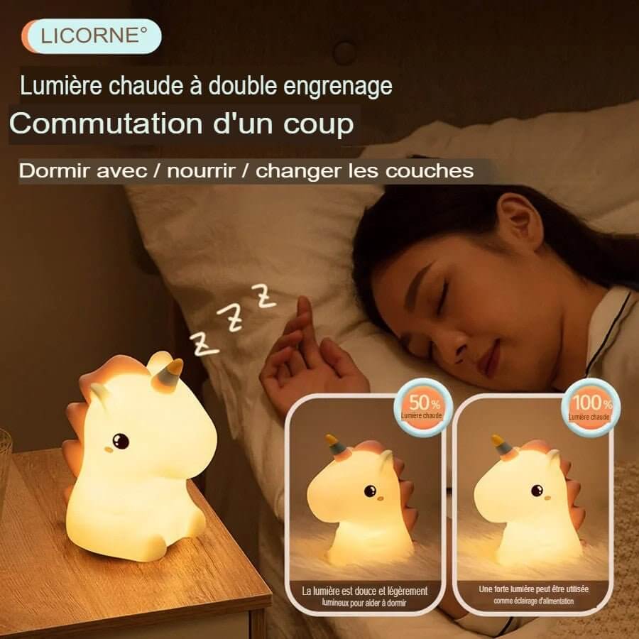 Veilleuse licorne allumée sur une étagère dans une chambre de bébé, créant une atmosphère magique et rassurante.