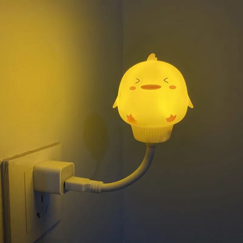 Lampe de nuit bébé SweetDream™ avec télécommande pour ajuster l'intensité lumineuse et les couleurs sans déranger bébé."