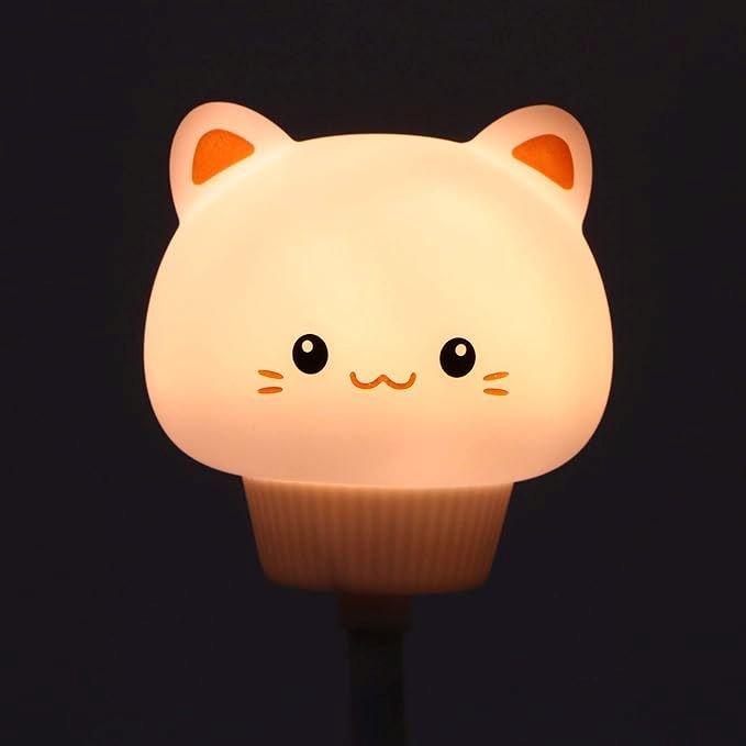 Veilleuse bébé en forme de poussin lumineux posée sur une table de nuit – parfaite pour apaiser les bébés pendant leur sommeil.