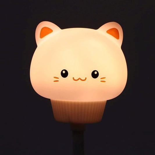 Veilleuse bébé en forme de poussin lumineux posée sur une table de nuit – parfaite pour apaiser les bébés pendant leur sommeil.