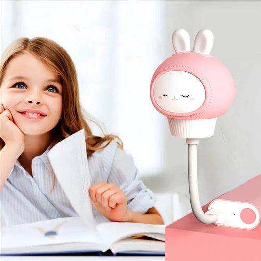 Veilleuse bébé SweetDream™ en forme d'ours avec lumière LED douce, posée sur une table de chevet.
