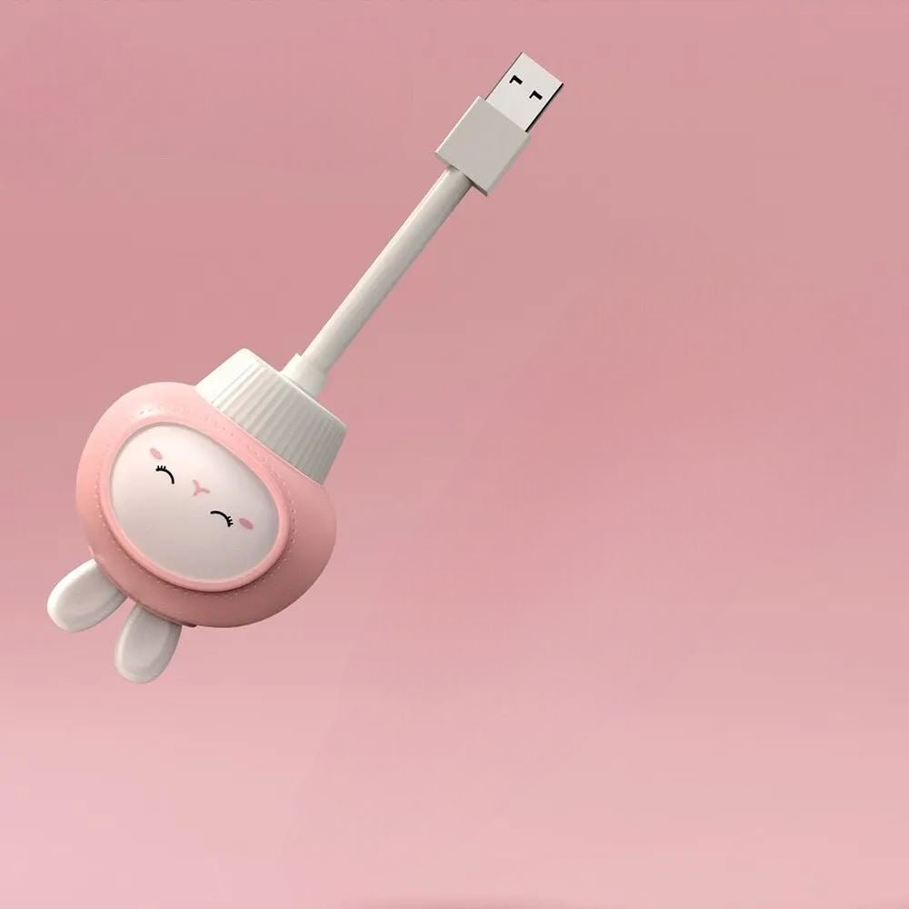 Veilleuse bébé SweetDream™ émettant une lumière multicolore dans une chambre joliment décorée.