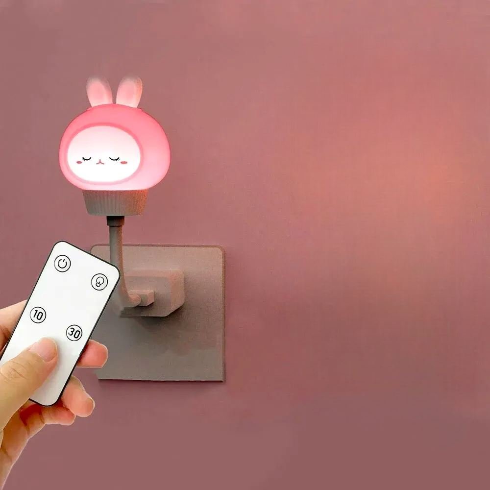 Maman utilisant la télécommande pour ajuster la lumière sans réveiller son bébé